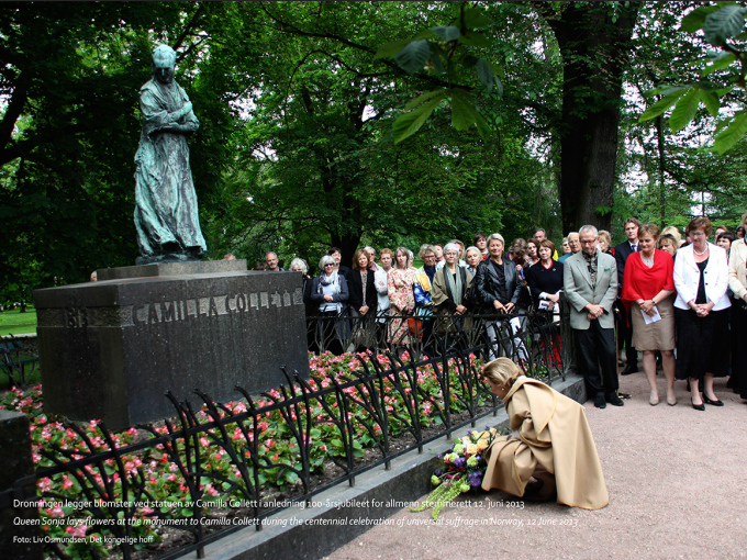På hundreårsdagen for innføringen av kvinners stemmerett i Norge, la Dronning Sonja ned blomster ved statuen av kvinnesaksforkjemperen Camilla Collett. Foto: Liv Osmundsen, Det kongelige hoff